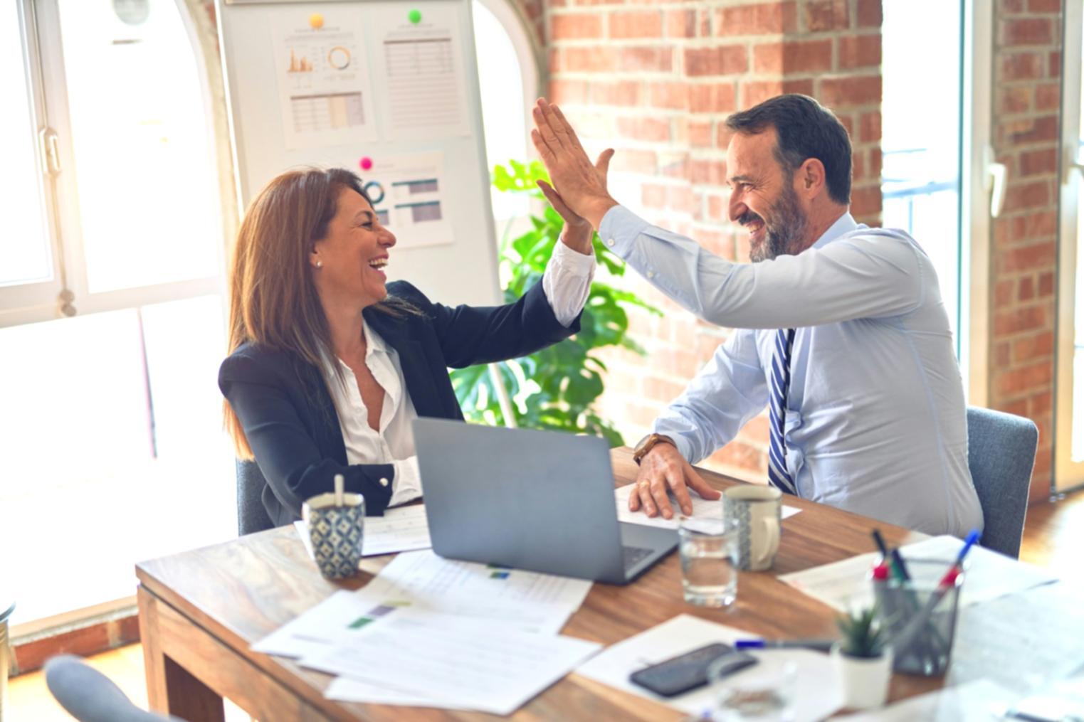 Professionelle Keyword-Analyse Dashboard mit Metriken und Diagrammen